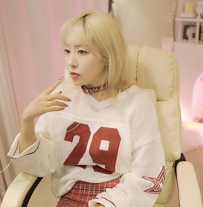 Yuni #29 bombshell blondie